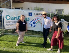 Stefan Pimmingstorfer mit Celina und Barbara vor dem CariCup Plakat 