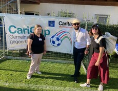 Stefan Pimmingstorfer mit Celina und Barbara vor dem CariCup Plakat 