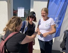 Celina vom Inklusiven Redaktionsteam interviewt Birgit von der Organisationsentwicklung