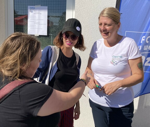 Celina vom Inklusiven Redaktionsteam interviewt Birgit von der Organisationsentwicklung