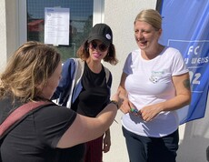 Celina vom Inklusiven Redaktionsteam interviewt Birgit von der Organisationsentwicklung