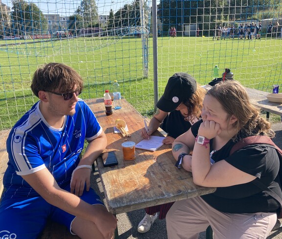 Celina und Barbara fragen einen Spieler des Special Needs Teams