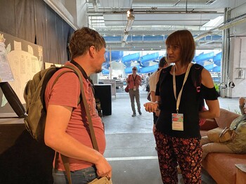 Ein Mann und eine Frau unterhalten sich beim Festival.