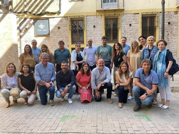 Foto mit mehreren Personen vor einem Gebäude in Valencia