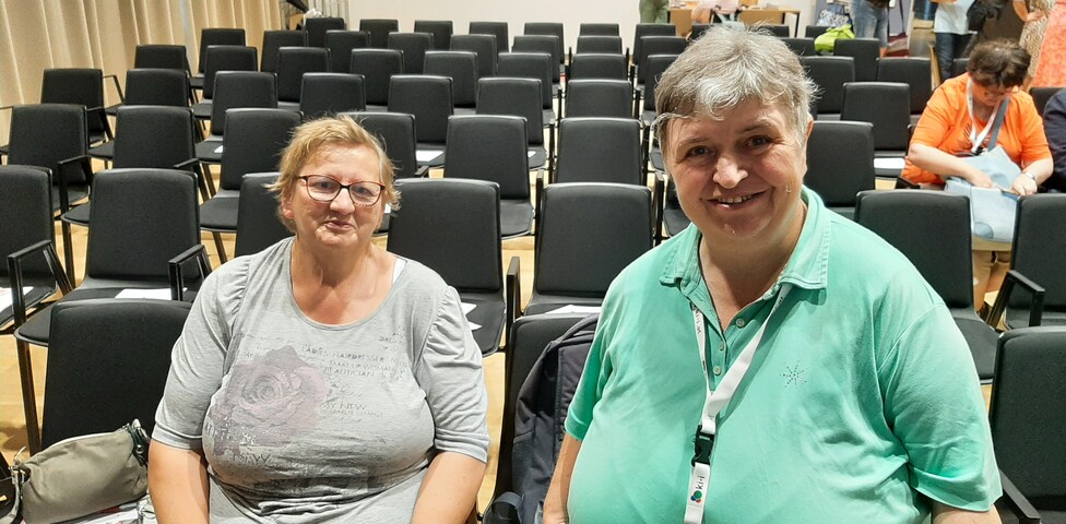 Cornelia Pfeiffer und Karin Höller im Saal 